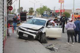 Paramédicos de la Cruz Roja atendieron a las involucradas.