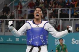 El mexicano Carlos Adrian Sansores celebra al ganar la medalla de oro en +87kg de taekwondo hoy, durante los Juegos Panamericanos 2023 en Santiago.