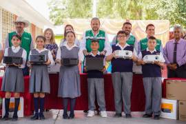 Cada escuela recibe un apoyo en especie equivalente a 50 mil pesos para mejoras o material.