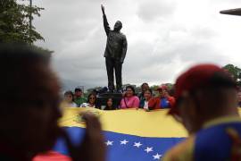 Personas junto a una estatua de Hugo Chávez durante la conmemoración del 34 aniversario del fallido golpe de Estado encabezado en 1992 por el entonces teniente coronel Hugo Chávez, en Caracas, Venezuela.