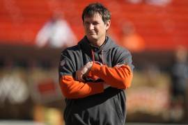 Los Browns de Cleveland han tomado medidas drásticas tras una temporada desastrosa (3-14), despidiendo al coordinador ofensivo Ken Dorsey y al entrenador de la línea ofensiva Andy Dickerson.