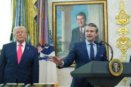 El presidente Donald Trump escucha al secretario de Defensa, Pete Hegseth en el Despacho Oval de la Casa Blanca.