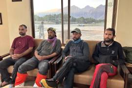 En esta foto, distribuida por el Alpine Club de Pakistán el 31 de julio de 2026, miembros de un equipo de rescate de montaña se preparan para partir de una base aérea en el operativo para dar con montañeros desaparecidos tras una avalancha en el Broad Peak, en Skardu, en la región de Gilgit-Baltistan, en el norte de Pakistán.