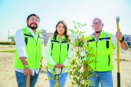 Janeth García, Leonardo Figueroa y José Juan Hernández en la plaza de Valle Real.