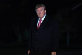 El presidente Donald Trump camina por el jardín sur a su llegada a la Casa Blanca, el domingo 18 de octubre de 2026, en Washington. (Foto AP/Jose Luis Magana)