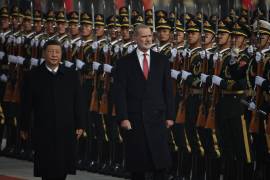 El rey Felipe VI de España y el presidente chino, Xi Jinping (izquierda), caminan junto a la guardia de honor durante una ceremonia de bienvenida en el Gran Salón del Pueblo en Pekín.