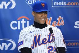 Juan Soto fue presentado como nuevo jugador de los Mets de Nueva York tras firmar un contrato histórico de 15 mil 830 millones de pesos.