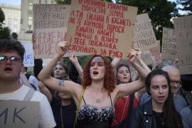 Manifestantes sostienen carteles durante una protesta contra una ley que ataca a las instituciones anticorrupción, frente a la oficina del presidente en Kiev, Ucrania.