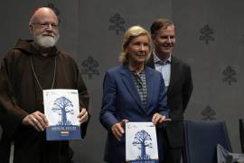 El cardenal Sean Patrick O’ Malley (i), la jurista Maud de Boer-Buquicchio (c) y el sobreviviente de abuso sexual del clero y defensor de las víctimas Juan Carlos Cruz (c) en una conferencia de prensa del Vaticano.