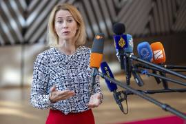 ”El mensaje es claro: Europa no retrocederá en su apoyo a Ucrania. La UE seguirá aumentando la presión hasta que Rusia termine su guerra”, afirmó la jefa de política exterior de la UE, Kaja Kallas