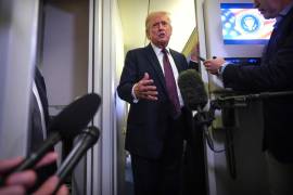El presidente Donald Trump habla con los periodistas a bordo del Air Force One, el domingo 15 de marzo de 2026, en ruta desde West Palm Beach, Florida, a la Base Conjunta Andrews, Maryland.