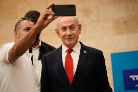 Un hombre se toma una selfie con el primer ministro de Israel, Benjamin Netanyahu, durante las primarias del partido Likud, antes de las elecciones generales de octubre, en Jerusalén, el 17 de agosto de 2026.