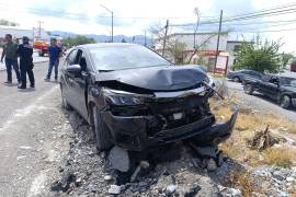 Elementos de la Policía del Estado aseguraron a un hombre de aproximadamente 40 años luego de una persecución breve, tras registrarse un accidente por alcance que derivó en daños materiales en dos vehículos.