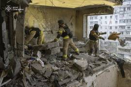 En esta foto proporcionada por el Servicio Ucraniano de Emergencias, rescatistas buscan a civiles que murieron cuando un dron ruso golpeó un edificio de apartamentos en Sumy, Ucrania el jueves 30 de 2025. FOTO: