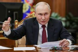 El presidente ruso Vladímir Putin durante una llamada con líderes militares sobre la situación en el campo de batalla ucraniano, en el Kremlin, Moscú. FOTO: