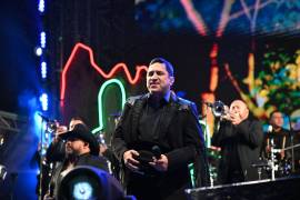 Fiesta. Entre aplausos, carteles y gritos de emoción, Julión Álvarez convirtió su presentación en uno de los momentos más esperados de la segunda jornada del Rodeo Saltillo.