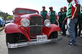 El alcalde Javier Díaz González recorrió la Expo Clásicos 2026, donde se exhibieron más de 800 vehículos clásicos en el Parque Las Maravillas.