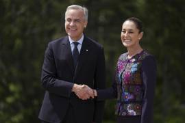El primer ministro canadiense Mark Carney recibe a la presidenta mexicana Claudia Sheinbaum en la cumbre del G7 en Kananaskis, Canadá, el 17 de junio de 2025.