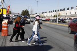 Cruce peligroso en colonia Mirasierra de Saltillo; se requiere de semáforos para peatones, aseguran ciudadanos