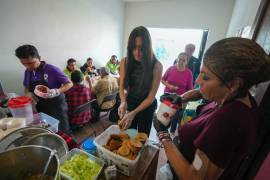 Victoria Sámano (c) Karolina Long Tain González Rodríguez (d) y Yamileth Adriano, todas mujeres trans, sirven comidas en Casa Lleca, el refugio LGBTQ+ que gestionan en el vecindario de Peralvillo en CDMX.