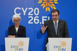 La presidenta del Banco Central Europeo, Christine Lagarde, izquierda, y el presidente del Eurogrupo, Kyriakos Pierrakakis, hablan ante los medios durante la reunión de ministros de finanzas del organismo en Nicosia, capital de Chipre.
