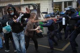 Agentes de policía rocían con gas pimienta a estudiantes cerca de la universidad Sciences Po mientras protestan contra la falta de recursos en las escuelas, en París, el miércoles 7 de octubre de 2026.