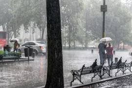 El Servicio Meteorológico Nacional (SMN) advirtió que un nuevo frente frío, en combinación con un ciclón tropical en el Pacífico, provocará un marcado descenso de temperaturas, lluvias intensas, granizo y fuertes rachas de viento en gran parte del país.