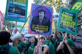 Estudiantes exigen una mayor financiación de las universidades públicas y protestan contra las medidas de austeridad propuestas por el presidente Javier Milei, que aparece en la pancarta en Buenos Aires, Argentina.
