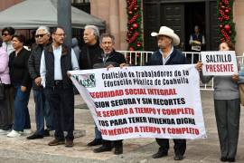 Maestros jubilados y pensionados de diversas regiones de Coahuila se reunieron en la Plaza de Armas para exigir el cumplimiento de sus derechos.