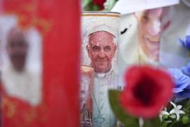 Velas y flores para el papa, en el exterior del hospital Agostino Gemelli de Roma, el 25 de febrero de 2025, donde Francisco está hospitalizado desde el 14 de febrero.