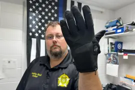 Justin Hall, custodio de la cárcel del condado de Nelson, en Kentucky, muestra un guante de electrochoques que se utiliza en la instalación, el jueves 13 de agosto de 2026, en Bardstown, Kentucky.