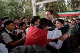 El alcalde Javier Díaz González encabezó la ceremonia de honores a la bandera en la Secundaria General No. 2 “Benemérito de las Américas”.