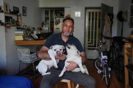 José Vivens con sus perros durante una entrevista sobre lo que presenció durante los ataques de EU al complejo militar de Fort Tiuna la noche en que las fuerzas estadounidenses capturaron a Nicolás Maduro.