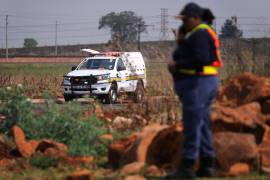 Investigadores forenses trabajan en el lugar donde se descubrió el cuerpo de una mujer, en las afueras de Johannesburgo, Sudáfrica, el jueves 17 de septiembre de 2026.