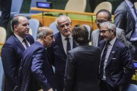 Representantes palestinos son vistos en la ONU el martes, previo a la reunión de la Asamblea General que pidió también un alto el fuego.