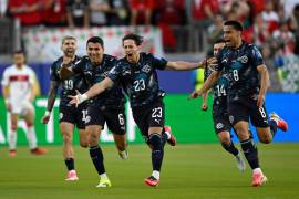 Galarza abrió el marcador en los primeros instantes del partido; Almirón fue expulsado al 48’ tras revisión del VAR por cubrirse la boca en una confrontación.