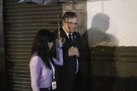 Marcelo Ebrard saliendo de la cena organizada por AMLO el pasado lunes, con motivo del triunfo de Delfina Gómez.