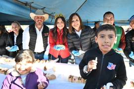 La alcaldesa de Frontera, Sara Irma Pérez Cantú, encabezó la tradicional partida de la Rosca de Reyes en la plaza La Lagunita.