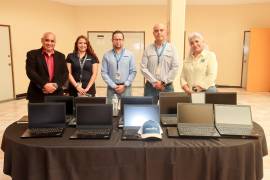 Estudiantes y autoridades de la UAAAN participaron en la entrega de las 25 computadoras portátiles donadas por una empresa local.