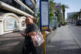 Haydee Zetino espera el autobús después de trabajar un turno como mucama en el hotel-casino Harrah’s junto al Strip de Las Vegas.