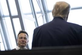 Elon Musk, director ejecutivo de Tesla y SpaceX, habla con el presidente Donald Trump, el 30 de mayo de 2020, en Cabo Cañaveral, Florida.