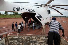 Un camión del Programa Mundial de Alimentos (PMA) da marcha atrás para cargar material de un helicóptero recién aterrizado en el campamento de Yida, en Sudán del Sur, el 14 de septiembre de 2012.