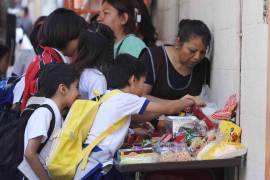 En más de 80 mil planteles de primaria continúa la venta de comida chatarra.