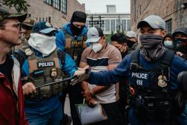 Agentes federales enmascarados retienen a manifestantes mientras conducen a inmigrantes detenidos a una camioneta en Chicago, 4 de junio de 2025. Durante décadas, Estados Unidos ha intentado presionar a los indocumentados para que se autodeporten, utilizando tácticas que dificultaron la vida a quienes intentaban quedarse.
