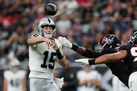 Fernando Mendoza completó ocho de 15 pases para 86 yardas y sufrió su primera intercepción en la NFL.