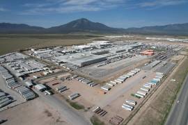 Los parques industriales que hay en Derramadero son un ejemplo de la concentración de capital industrial en todo Saltillo en los giros automotriz y metal-mecánico.