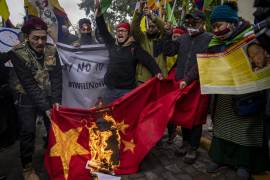 Tibetanos exiliados queman una bandera de China durante una protesta contra los Juegos Olímpicos de Invierno de Beijing, en Nueva Delhi, India. AP/Altaf Qadri