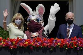 El Conejo de Pascua flanqueado por la primera dama Jill Biden y el presidente Joe Biden saluda desde un balcón de la Casa Blanca, 5 de abril de 2021.