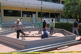 La infraestructura contempla estructuras metálicas hexagonales diseñadas para mejorar las condiciones de convivencia estudiantil.