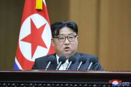 En esta imagen distribuida por el gobierno de Corea del Norte, el líder del país, Kim Jong Un, interviene en una reunión de la Asamblea Suprema del Pueblo, en Pyongyang, Corea del Norte.